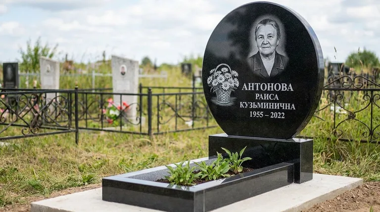 Памятник с гравировкой ромашек — выполненная работа «Антонова» в Красноярске
