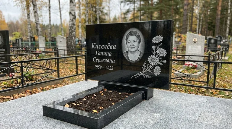 Памятник с гравировкой ромашек — выполненная работа «Киселёва» в Красноярске
