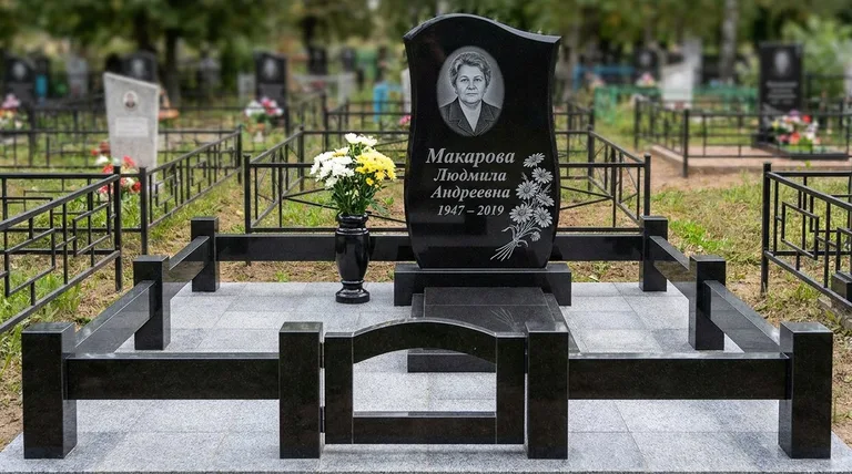 Памятник с гравировкой ромашек — выполненная работа «Макарова» в Красноярске