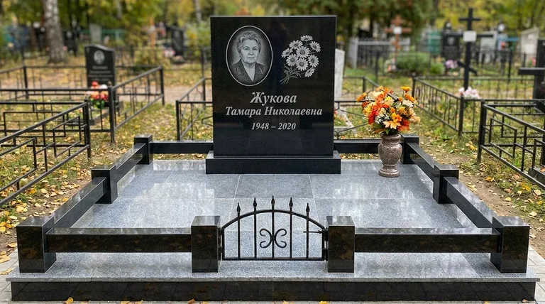 Памятник с гравировкой ромашек — выполненная работа «Жукова» в Красноярске