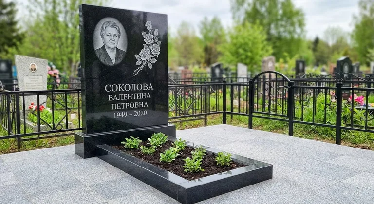 Памятник с гравировкой роз — выполненная работа «Соколова» в Красноярске