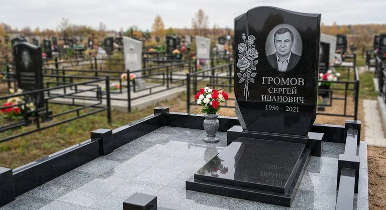 Памятник с гравировкой роз — выполненная работа «Громов» в Красноярске