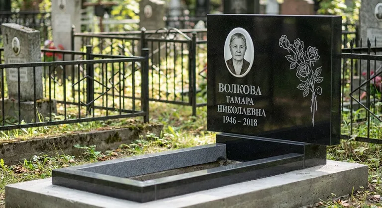 Памятник с гравировкой роз — выполненная работа «Волкова» в Красноярске