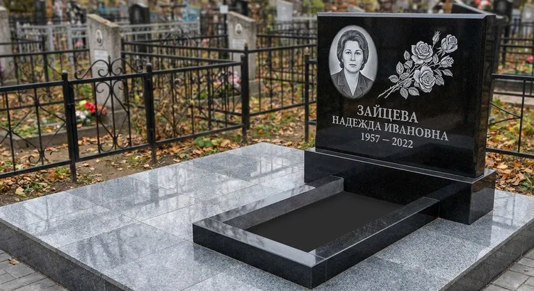 Памятник с гравировкой роз — выполненная работа «Зайцева» в Красноярске