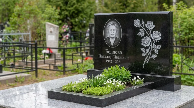 Памятник с гравировкой роз — выполненная работа «Беляева» в Красноярске