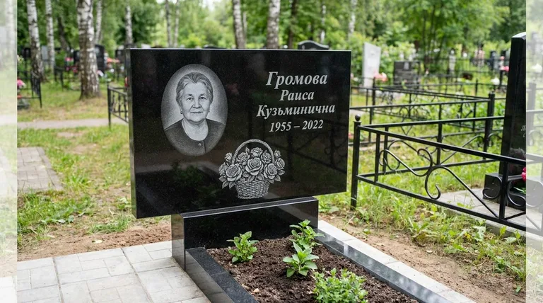 Памятник с гравировкой роз — выполненная работа «Громова» в Красноярске
