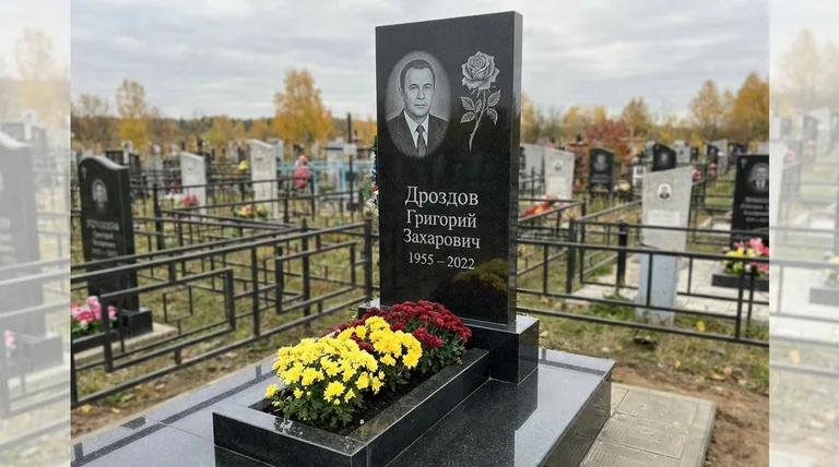 Памятник с гравировкой роз — выполненная работа «Дроздов» в Красноярске
