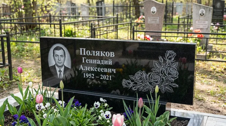 Памятник с гравировкой роз — выполненная работа «Поляков» в Красноярске