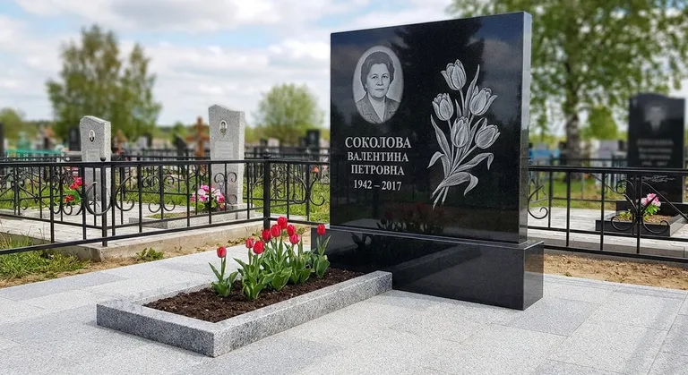 Памятник с гравировкой тюльпанов — выполненная работа «Соколова» в Красноярске