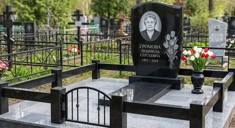 Памятник с гравировкой тюльпанов — выполненная работа «Громова» в Красноярске