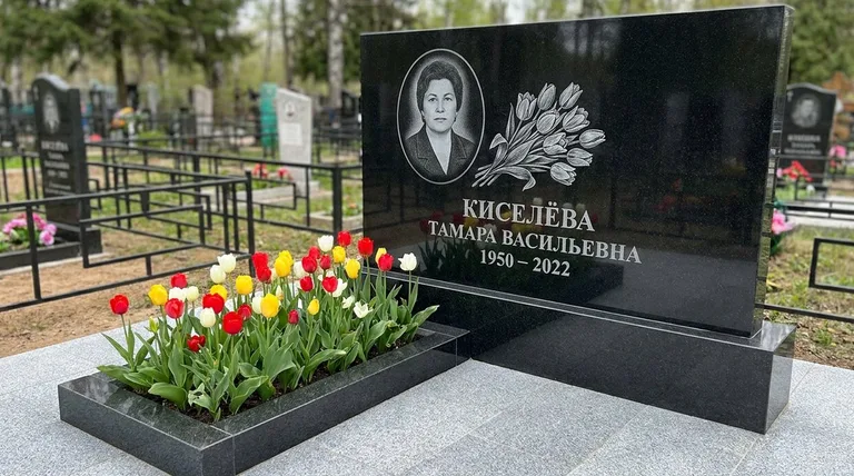 Памятник с гравировкой тюльпанов — выполненная работа «Киселёва» в Красноярске