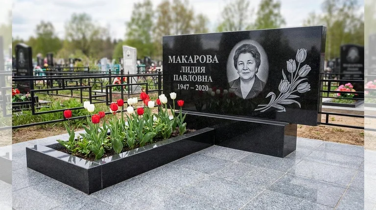 Памятник с гравировкой тюльпанов — выполненная работа «Макарова» в Красноярске