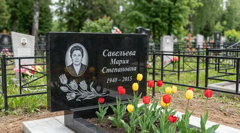 Памятник с гравировкой тюльпанов — выполненная работа «Савельева» в Красноярске