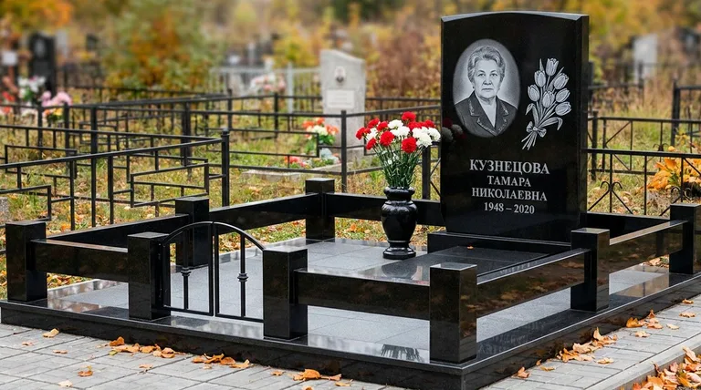 Памятник с гравировкой тюльпанов — выполненная работа «Кузнецова» в Красноярске