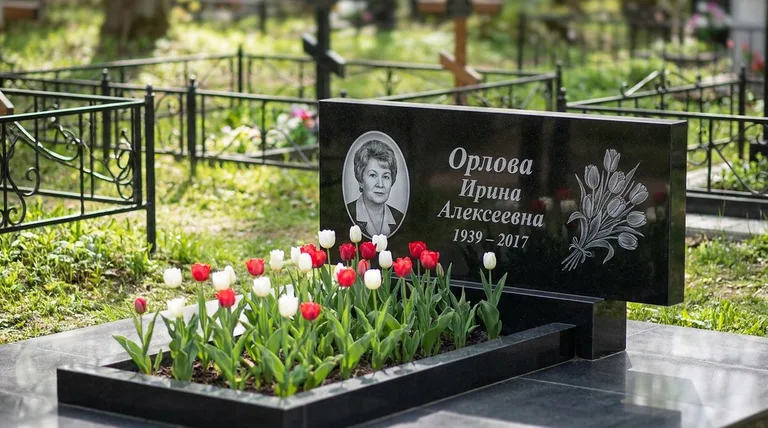 Памятник с гравировкой тюльпанов — выполненная работа «Орлова» в Красноярске