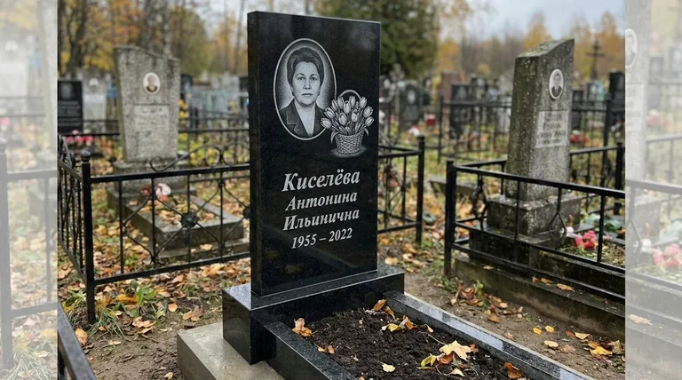 Памятник с гравировкой тюльпанов — выполненная работа «Киселёва» в Красноярске