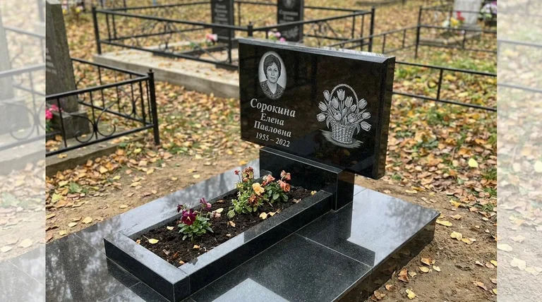 Памятник с гравировкой тюльпанов — выполненная работа «Сорокина» в Красноярске