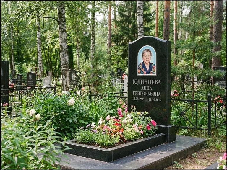Овальный портрет на памятнике весной в Красноярске