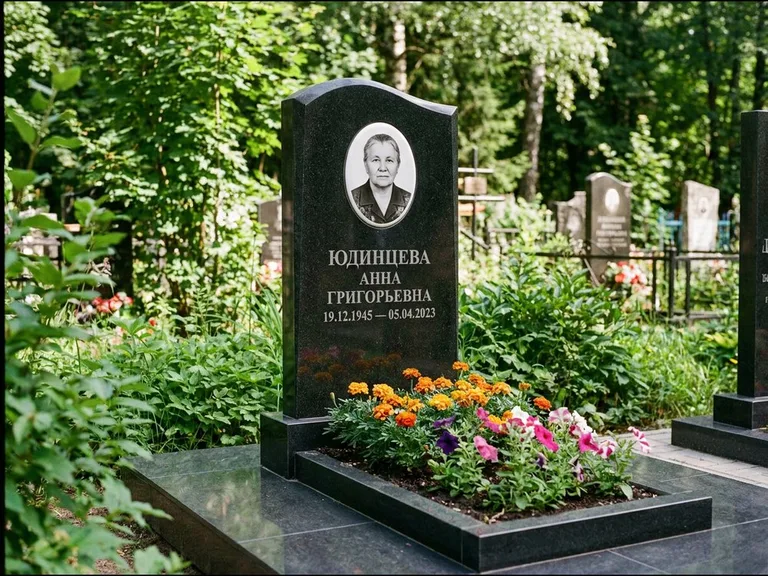 Овальный портрет на сером граните — работа «Юдинцева» в Красноярске