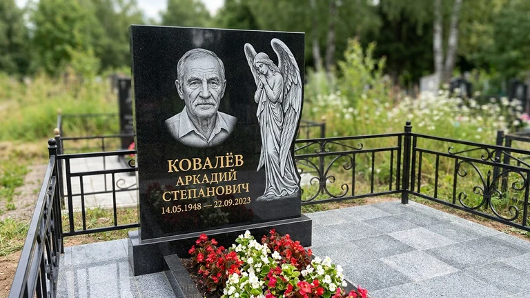 Гравировка ангела на памятник в Красноярске — памятник из чёрного гранита с гравировкой