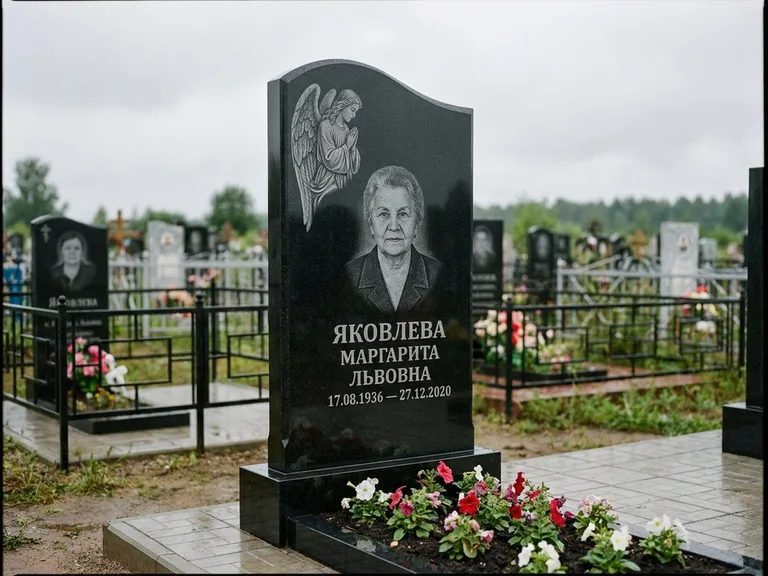 Памятник с гравировкой ангела — гравировка молящегося ангела в верхней части стелы, работа «Яковлева» в Красноярске