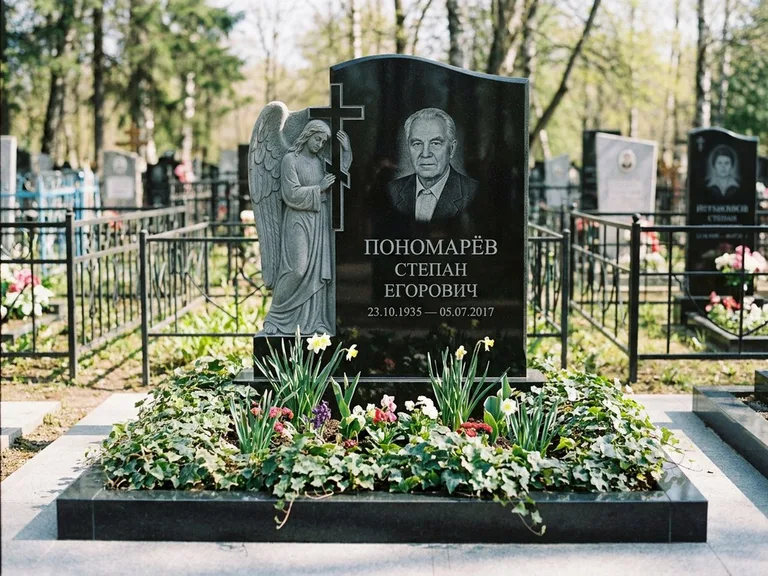 Памятник с гравировкой ангела — гравировка ангела с крестом рядом с эпитафией, работа «Пономарёв» в Красноярске
