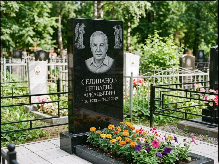 Памятник с гравировкой ангела — гравировка двух ангелов по сторонам портрета, работа «Селиванов» в Красноярске