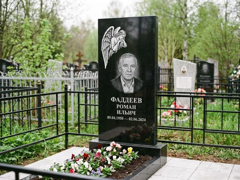 Памятник с гравировкой ангела — белая гравировка скорбящего ангела над портретом, работа «Фаддеев» в Красноярске