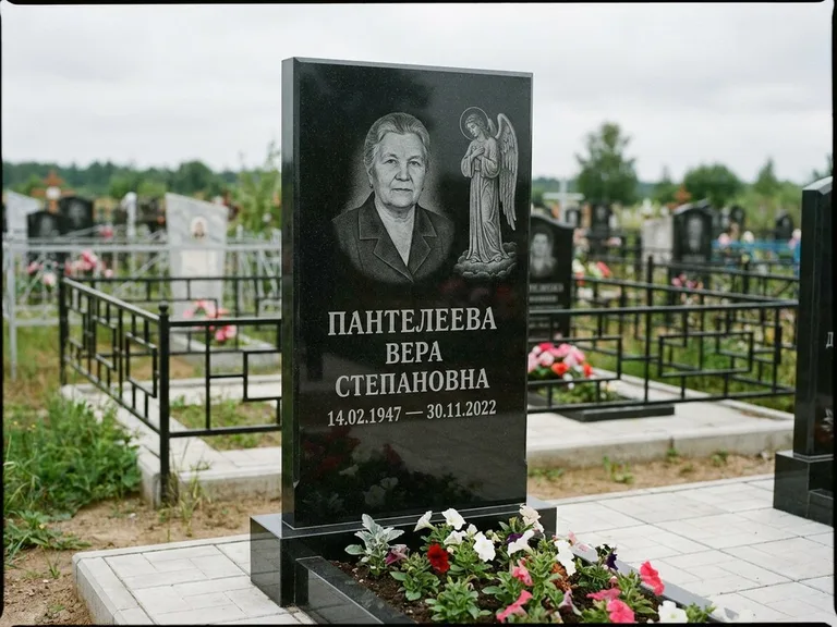 Памятник с гравировкой ангела — гравировка ангела-хранителя сбоку от портрета, работа «Пантелеева» в Красноярске