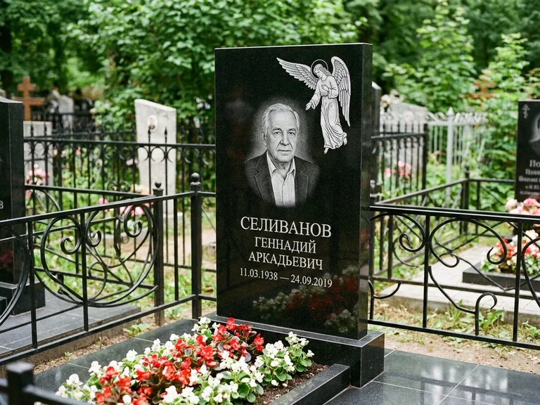 Памятник с гравировкой ангела — белая гравировка скорбящего ангела над портретом, работа «Селиванов» в Красноярске