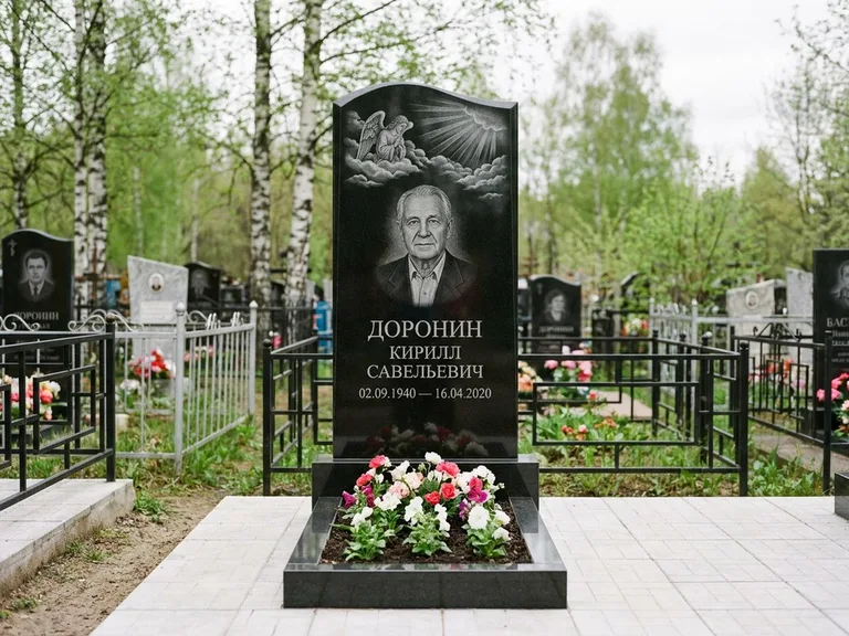 Памятник с гравировкой ангела — гравировка ангела в облаках с лучами над портретом, работа «Доронин» в Красноярске