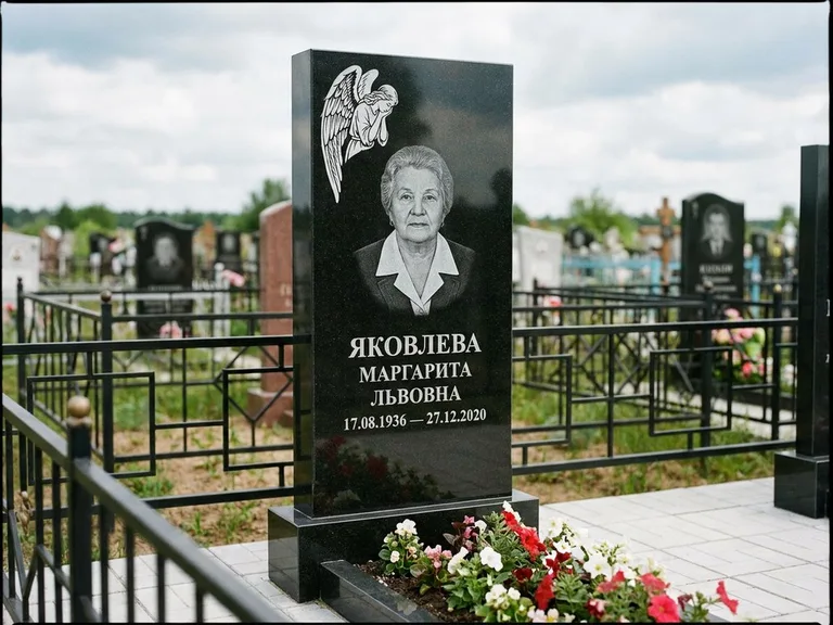 Памятник с гравировкой ангела — белая гравировка скорбящего ангела над портретом, работа «Яковлева» в Красноярске