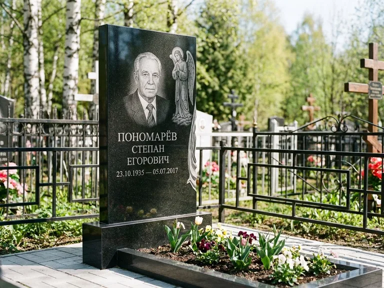 Памятник с гравировкой ангела — гравировка ангела-хранителя сбоку от портрета, работа «Пономарёв» в Красноярске