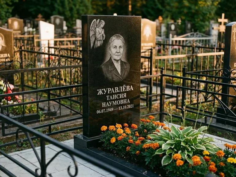Памятник с гравировкой ангела — гравировка молящегося ангела в верхней части стелы, работа «Журавлёва» в Красноярске