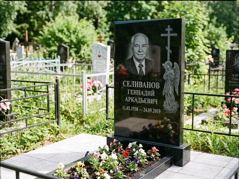 Памятник с гравировкой ангела — гравировка ангела с крестом рядом с эпитафией, работа «Селиванов» в Красноярске