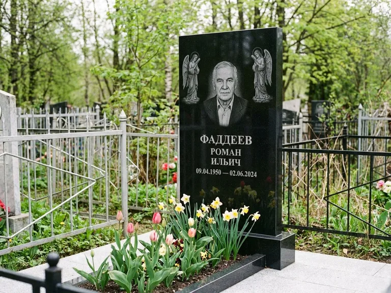 Памятник с гравировкой ангела — гравировка двух ангелов по сторонам портрета, работа «Фаддеев» в Красноярске
