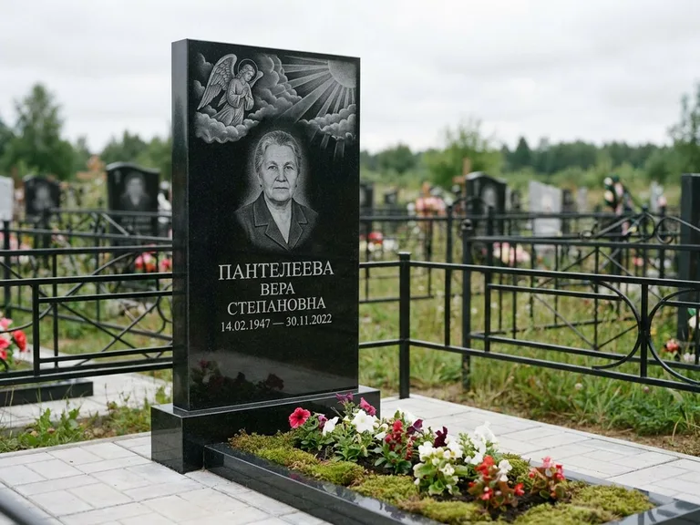 Памятник с гравировкой ангела — гравировка ангела в облаках с лучами над портретом, работа «Пантелеева» в Красноярске