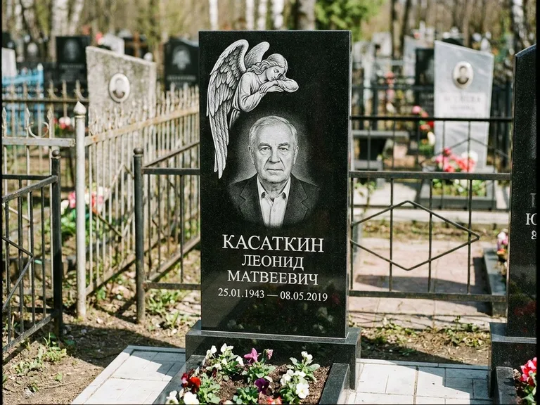Памятник с гравировкой ангела — белая гравировка скорбящего ангела над портретом, работа «Касаткин» в Красноярске