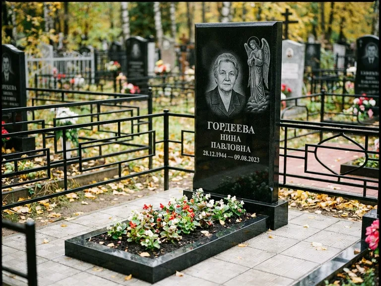 Памятник с гравировкой ангела — гравировка ангела-хранителя сбоку от портрета, работа «Гордеева» в Красноярске
