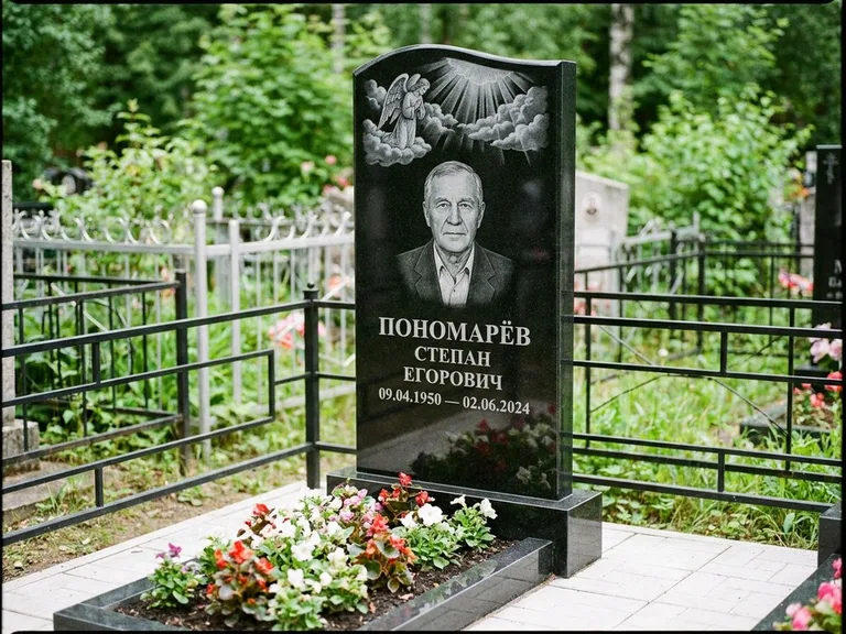 Памятник с гравировкой ангела — гравировка ангела-хранителя сбоку от портрета, работа «Лобанова» в Красноярске