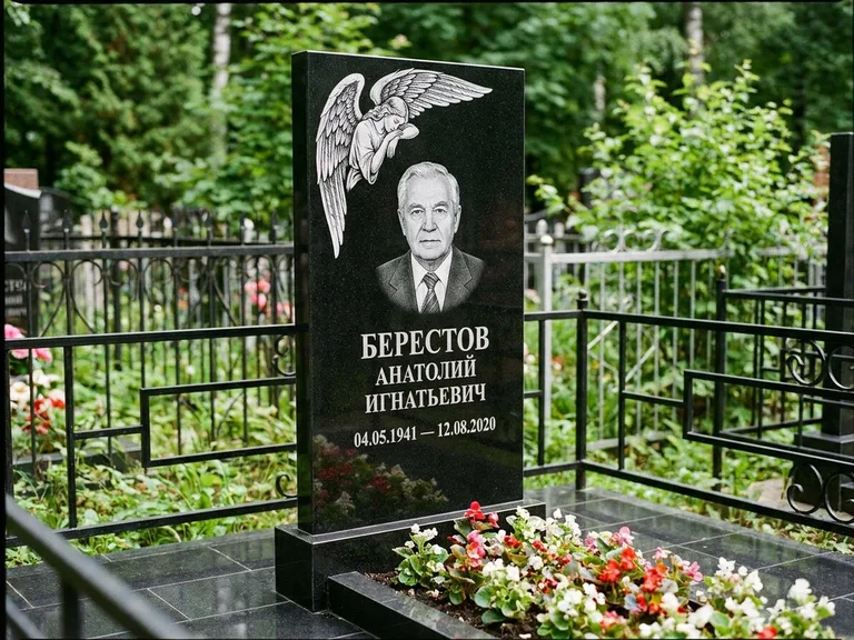 Памятник с гравировкой ангела — гравировка молящегося ангела в верхней части стелы, работа «Свиридов» в Красноярске