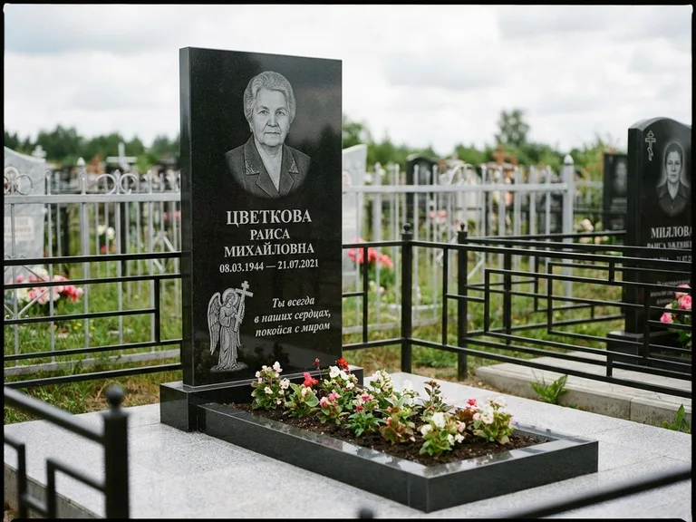 Памятник с гравировкой ангела — гравировка двух ангелов по сторонам портрета, работа «Яковлева» в Красноярске