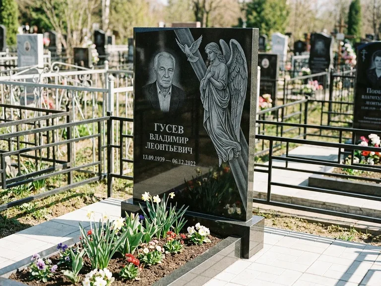 Памятник с гравировкой ангела — гравировка ангела в облаках с лучами над портретом, работа «Пономарёв» в Красноярске