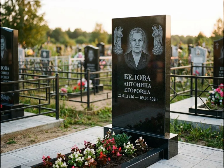 Памятник с гравировкой ангела — белая гравировка скорбящего ангела над портретом, работа «Журавлёва» в Красноярске