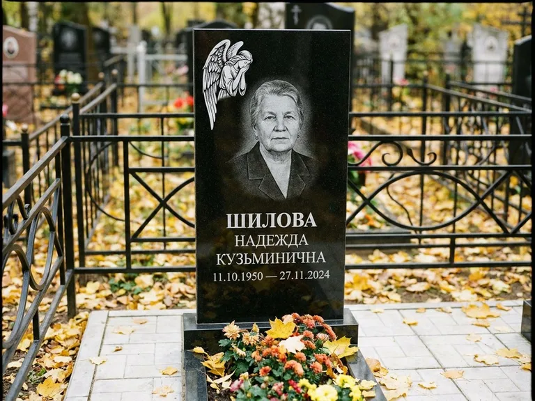 Памятник с гравировкой ангела — гравировка молящегося ангела в верхней части стелы, работа «Гордеева» в Красноярске