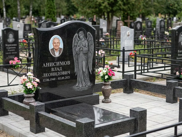 Памятник с гравировкой ангела — белая гравировка скорбящего ангела над портретом, работа «Свиридов» в Красноярске