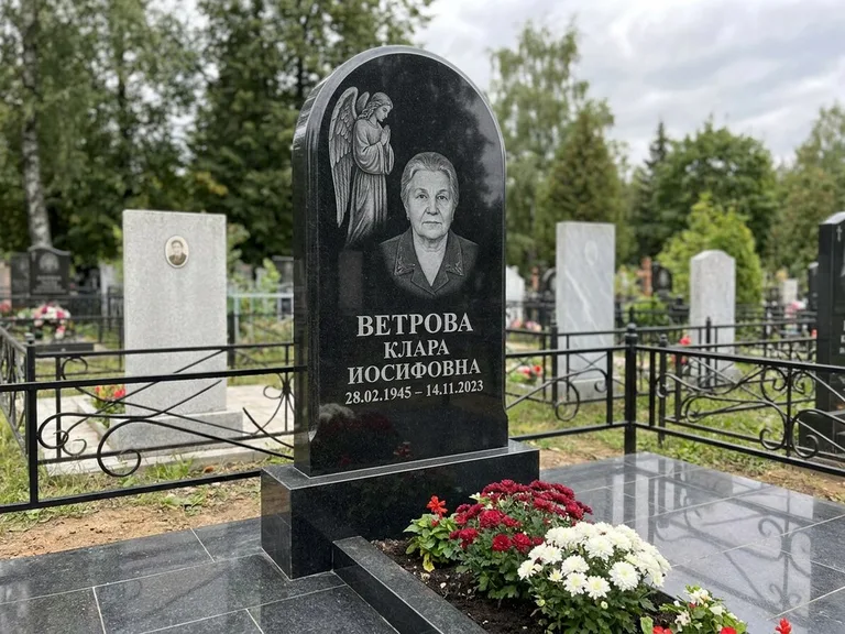 Памятник с гравировкой ангела — гравировка ангела-хранителя сбоку от портрета, работа «Игнатова» в Красноярске