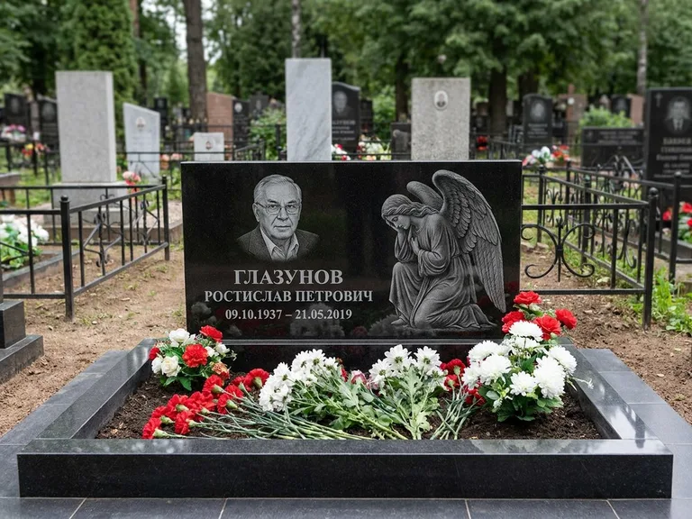 Памятник с гравировкой ангела — гравировка молящегося ангела в верхней части стелы, работа «Доронин» в Красноярске