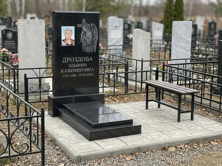Памятник с гравировкой ангела — гравировка ангела с крестом рядом с эпитафией, работа «Яковлева» в Красноярске
