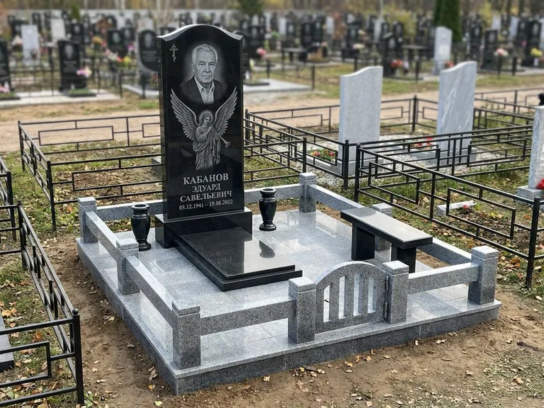 Памятник с гравировкой ангела — гравировка ангела с голубем по диагонали стелы, работа «Пономарёв» в Красноярске